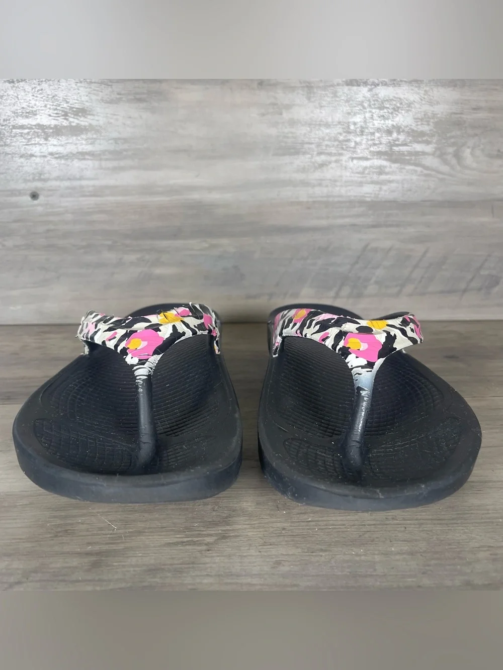 Oofos Womens 10 Floral Leopard Animal Print Thong Sandals Comfort Lightweight